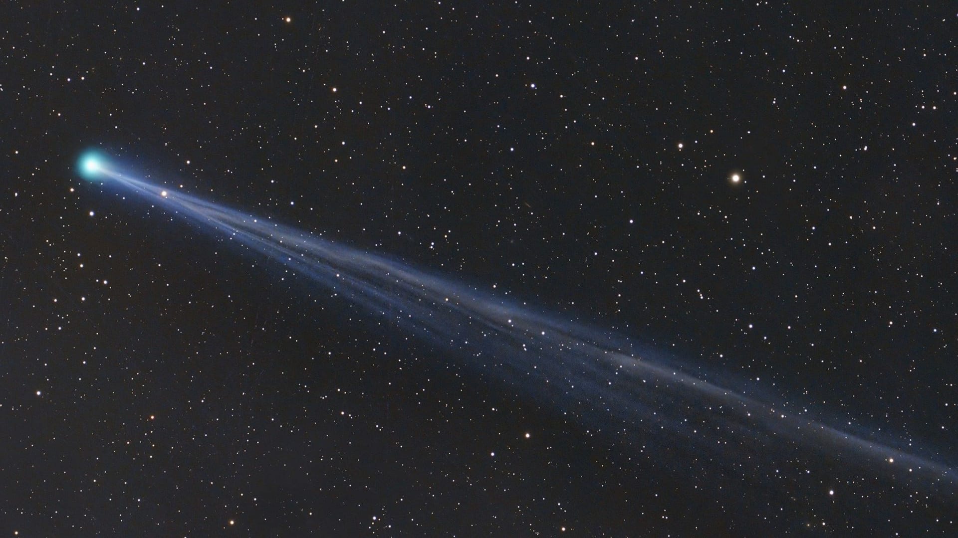 Komet C/2025 R3 (PanSTARRS) mit einem Staubschweif und zwei Ionenschweifen