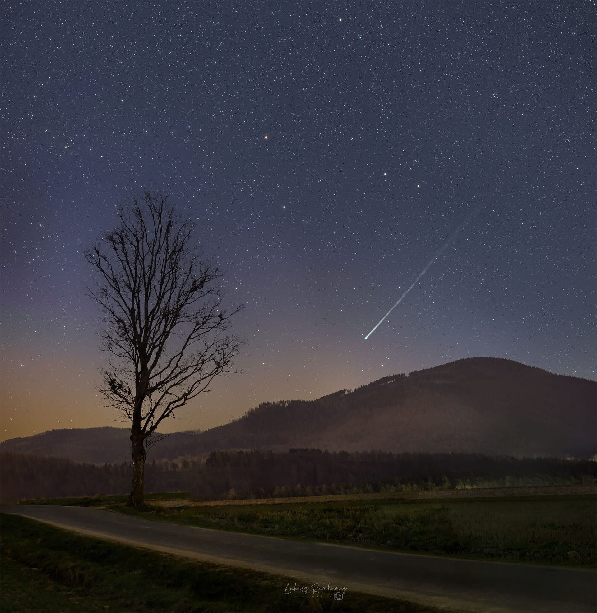 Komet C/2025 R3 (PanSTARRS) tief am Morgenhimmel