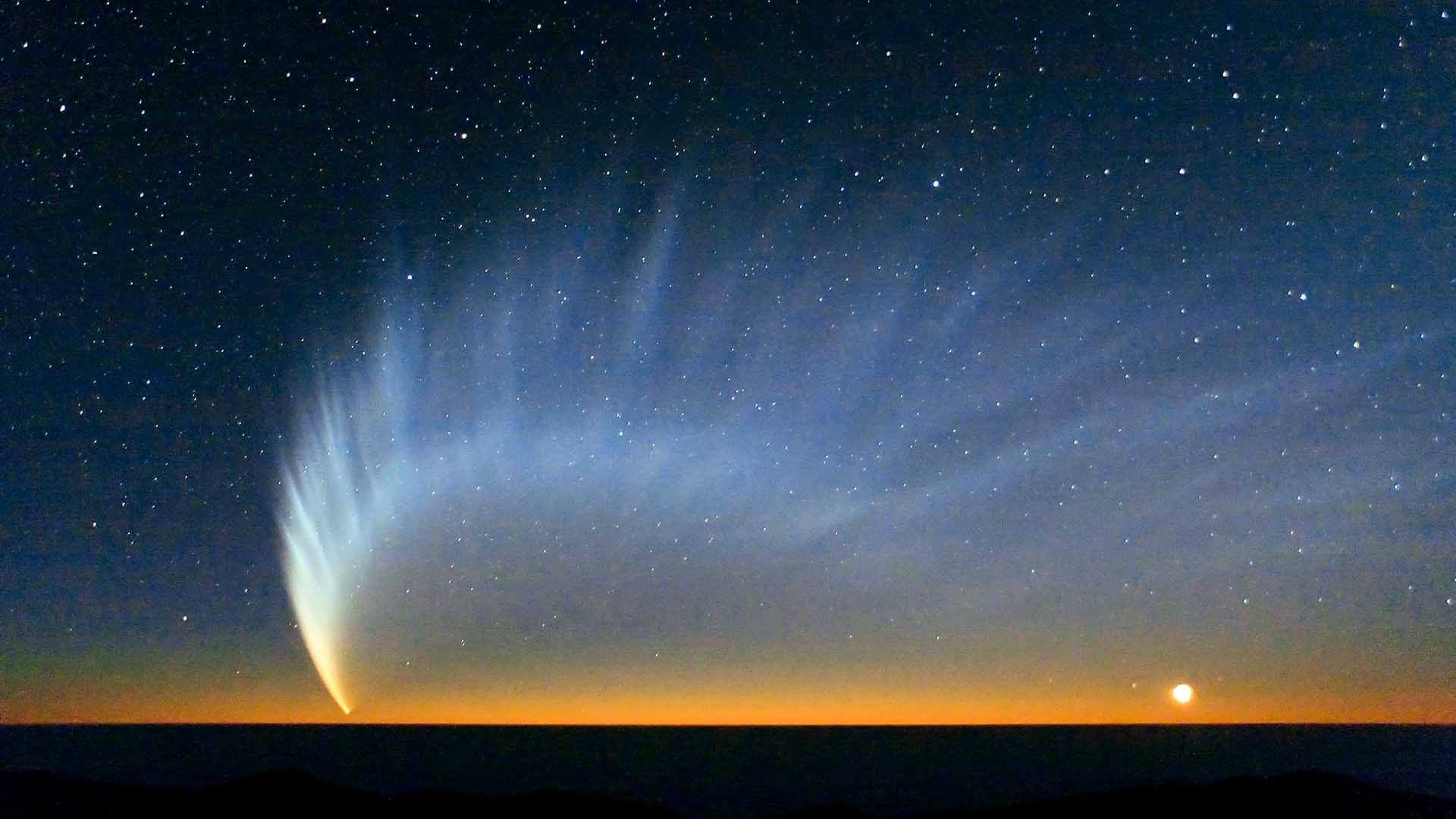Comet McNaught over the Pacific Ocean