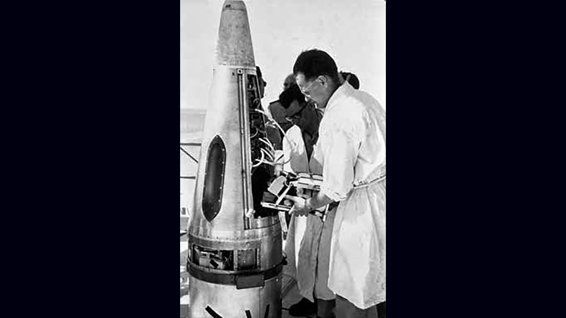 Felicette being loaded into capsule