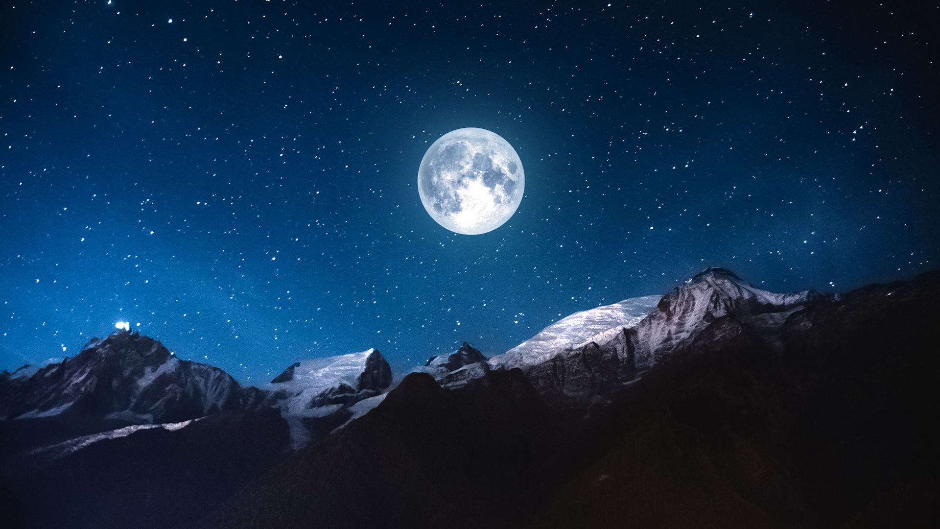 今年最初の満月(ウルフムーン)が冬の空を照らす